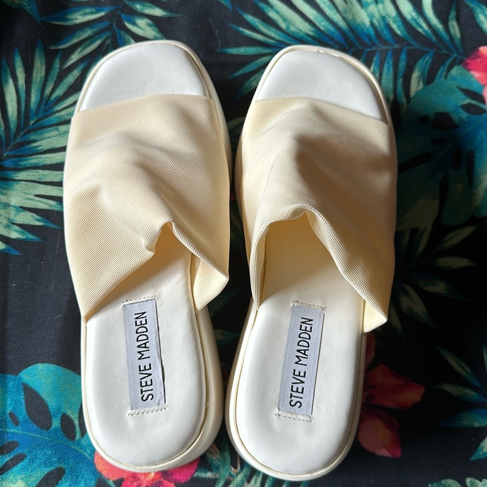 Steve Madden white sandal platforms size 6.5
